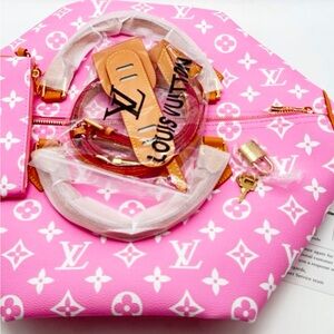 PINK SOLDOUT 50
Brand new with all accessories
Beautiful carry handles
LV gold